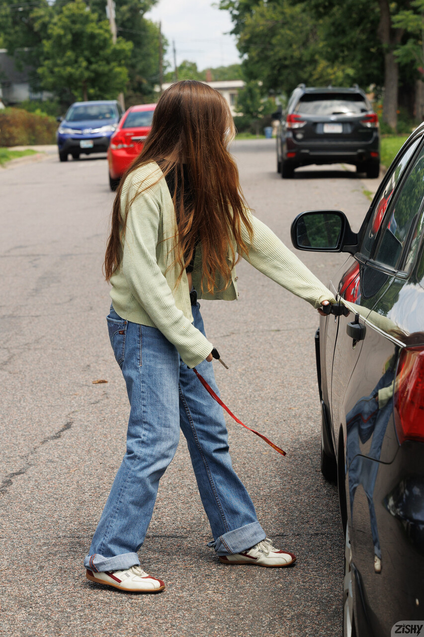 جميلة جنسية ميررا جان تنتزع ملابسها