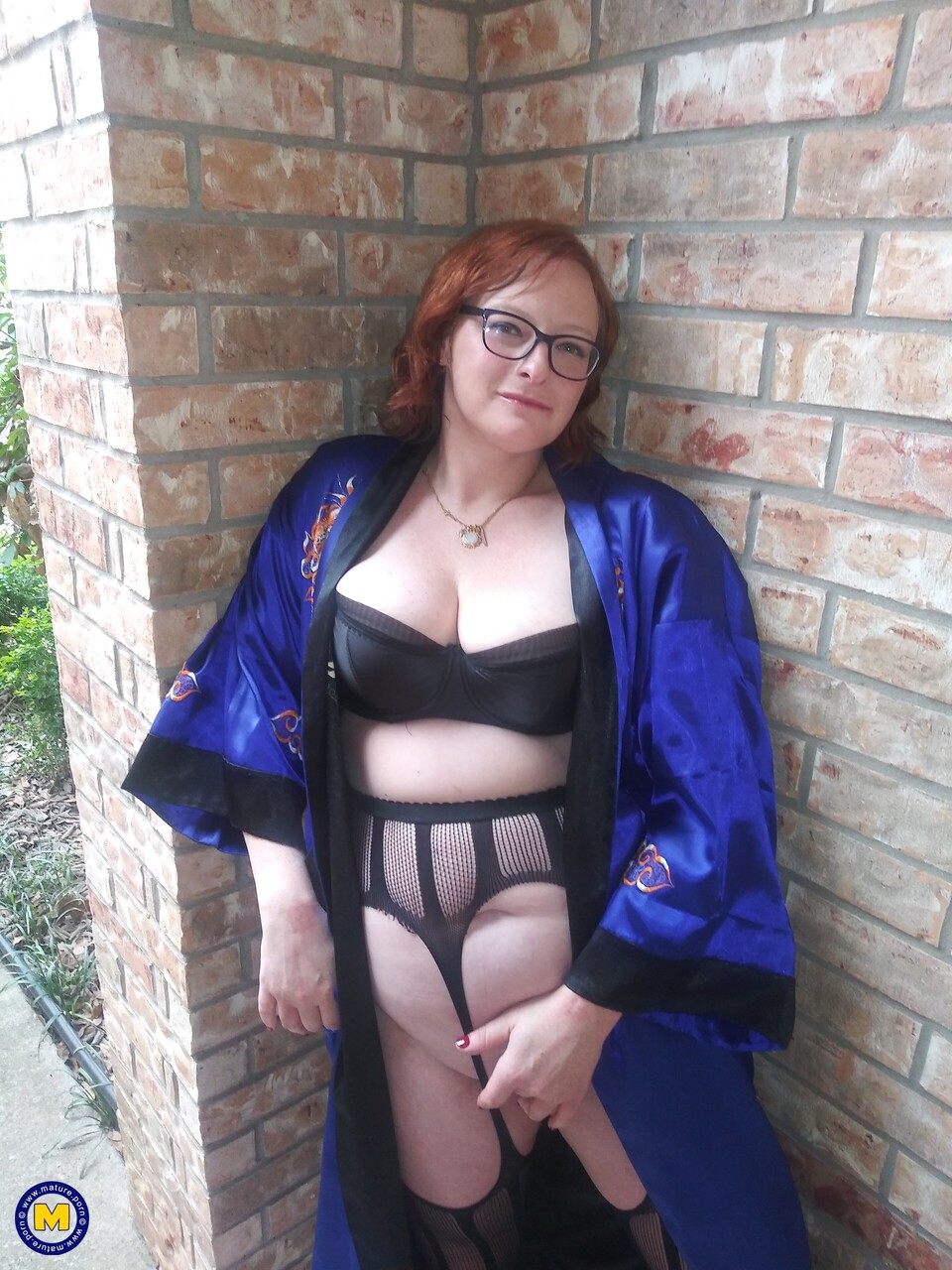 成熟的红发女郎抚摸着自然的乳房和振动器