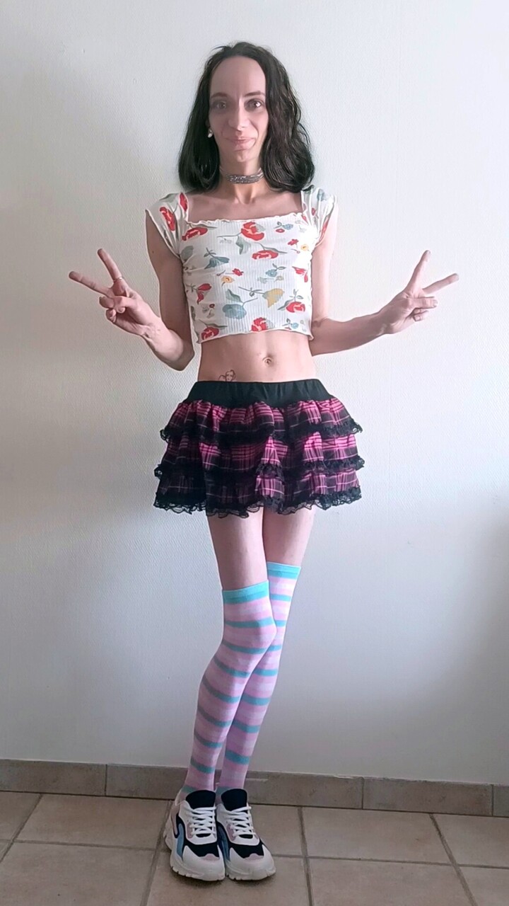 瘦弱易装者展示小胸部后脱掉袜子