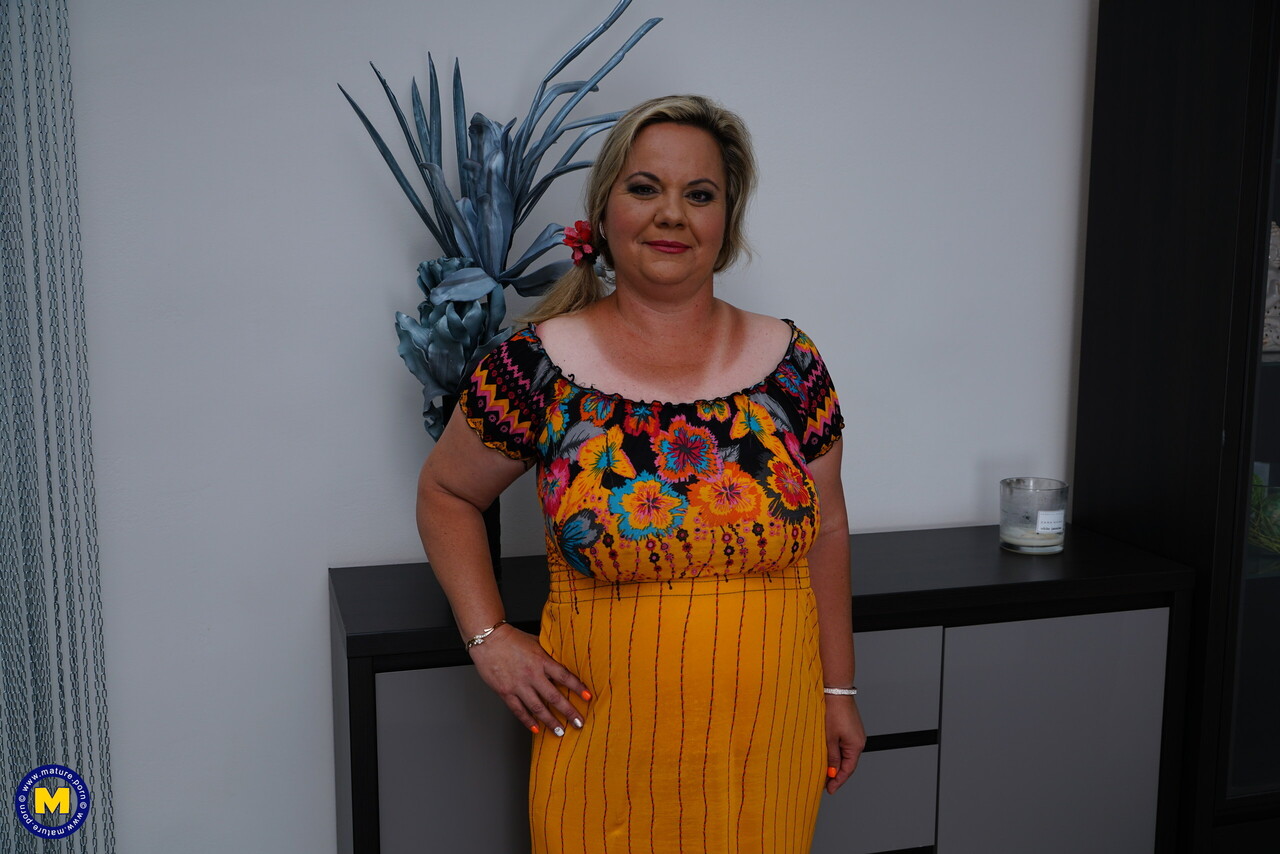Amadora Gordinha Beija Toy Boy Antes De Sexo No Sofá