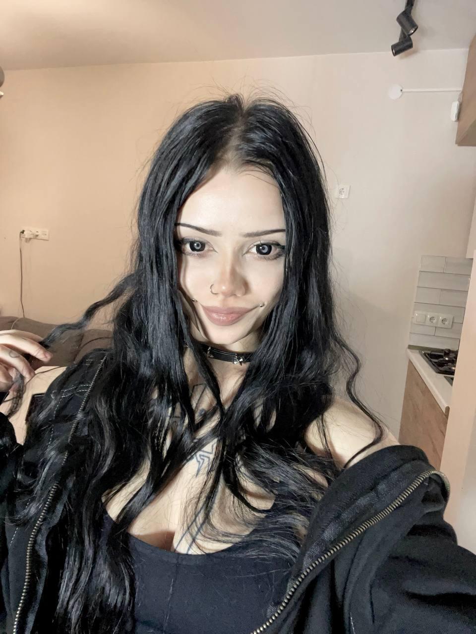 黒髪タトゥー女子が様々な場所で自撮り