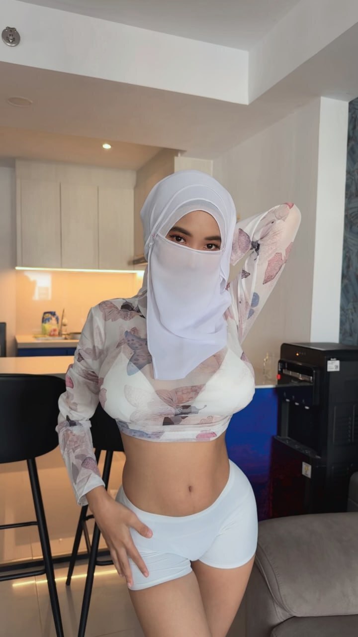 Selfies De Fille Seule En Voile Intégral Blanc Soutien-Gorge String