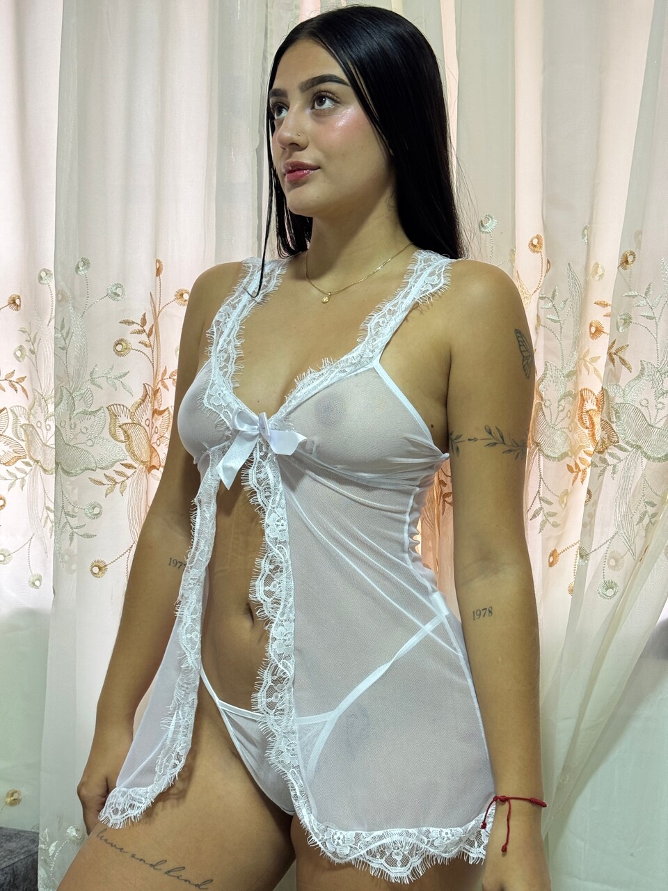 Brune Adolescente Cache Petits Seins En Changeant De Sous-Vêtements