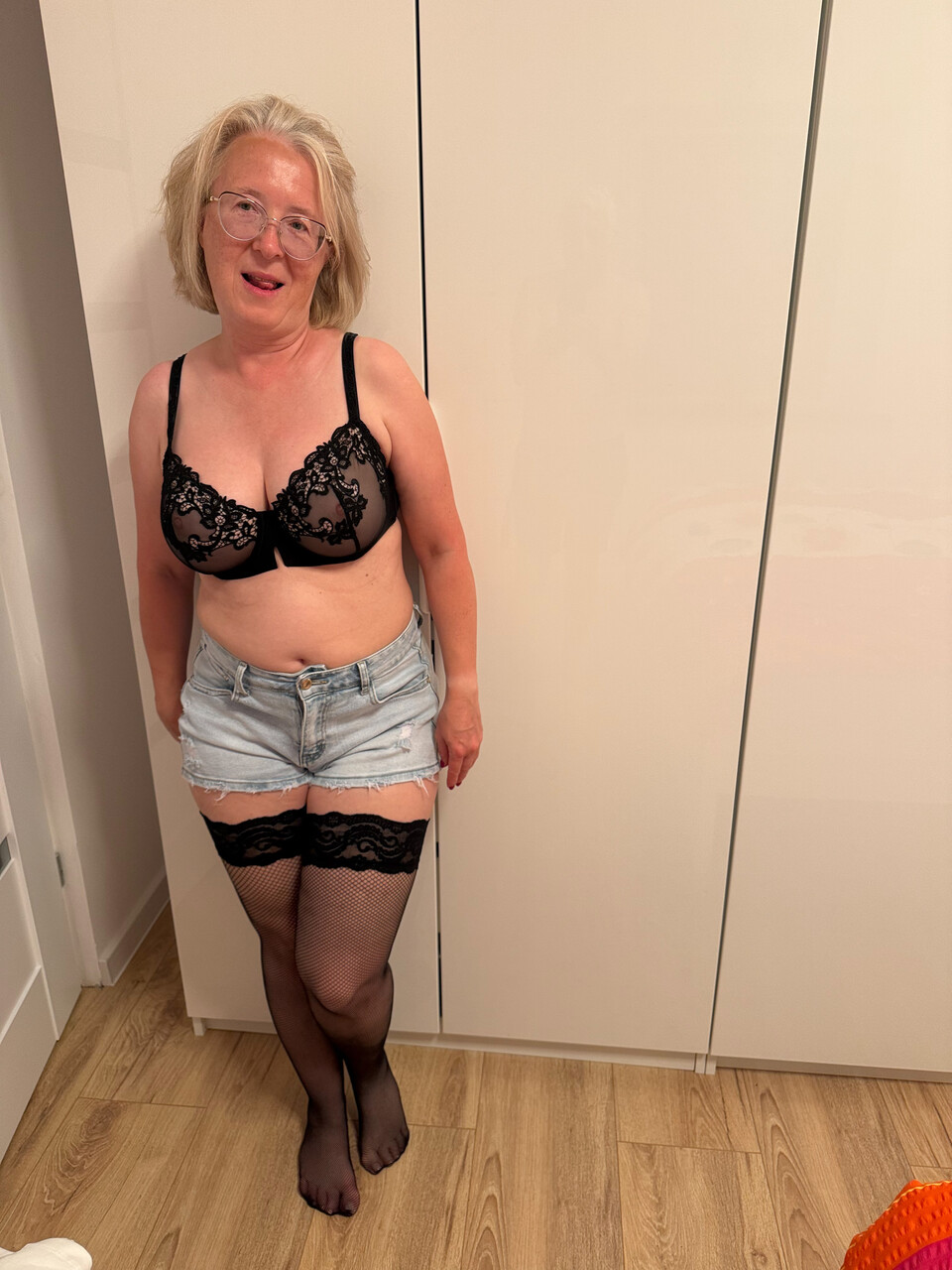 Blonde Amateur Retire Un Short En Jean Montrant De Gros Seins