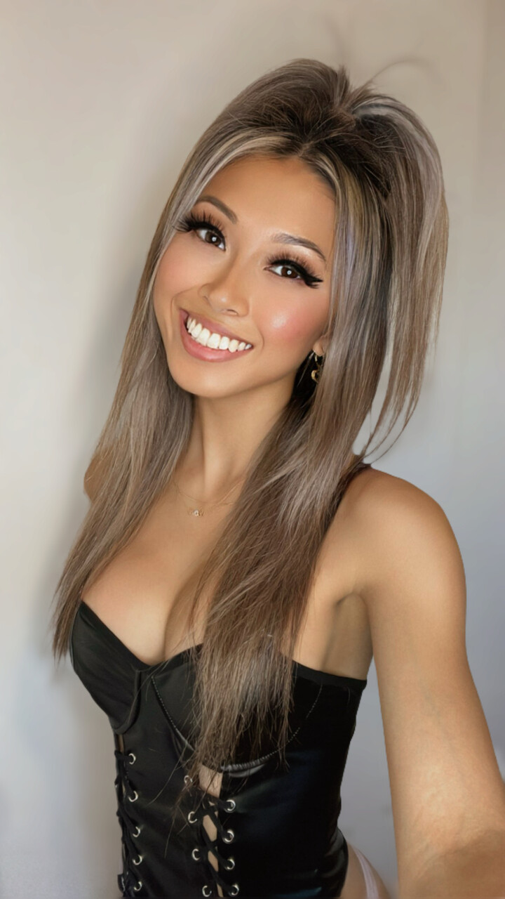 Garotas Asiáticas Quentes Modelo Poses Solo Tentadoras Em Lingerie Reveladora