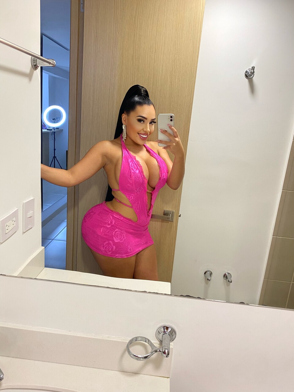 辣妹拉丁女展示巨乳大屁股公开私密