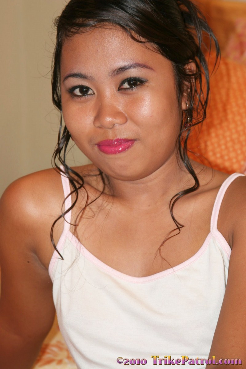Pinay Amadora Gordinha Tira A Roupa No Sofá Antes De Chupar Um Pau Duro