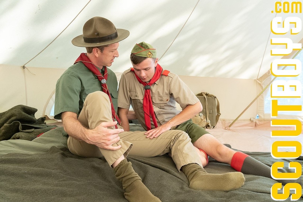Gay Scoutmaster Saint Michel Séduit Et Baise Le Twink Logan