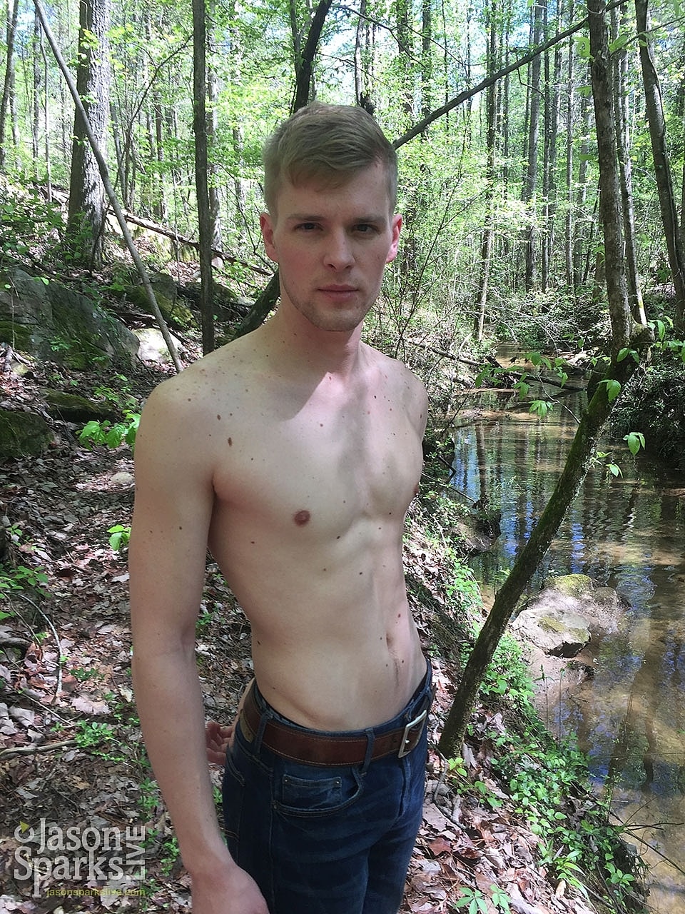 Ty Thomas Zieht Sich In Der Natur Aus Und Zeigt Schlanken Körper Und Großen Schwanz