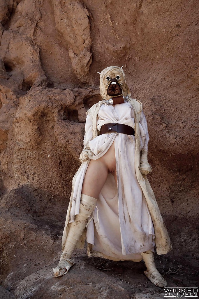 Cosplay Jennifer White Abre Su Coño Afeitado Al Aire Libre