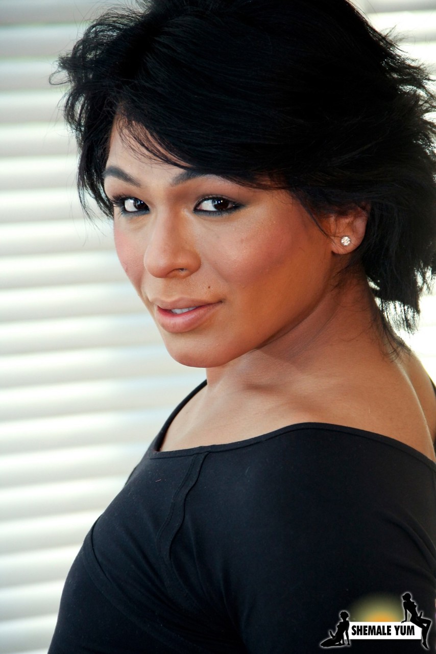 Sexy Jaslyn Lee Posiert Auf Grooby Girls Bildern